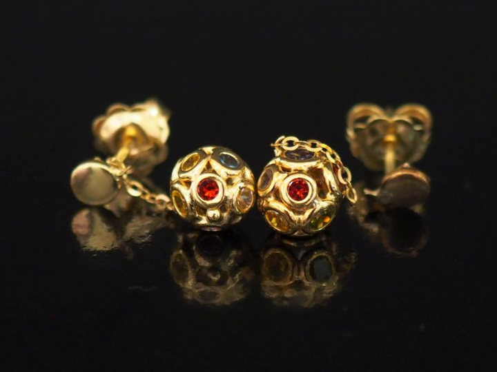 Paire de perces oreilles en or jaune, à décor d'une boule en pendeloqu