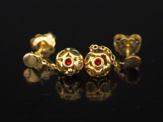 Vente aux enchères Paire de perces oreilles en or jaune, à décor d'une boule en pendeloqu