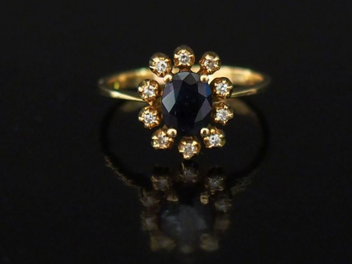 Bague de forme marguerite en or jaune, sertie en son centre d'un saphi