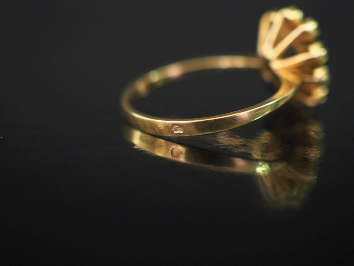 Bague de forme marguerite en or jaune, sertie en son centre d'un saphi