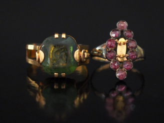 Vente aux enchères Ensemble comprenant :  - une bague en or jaune, sertie en son centre d