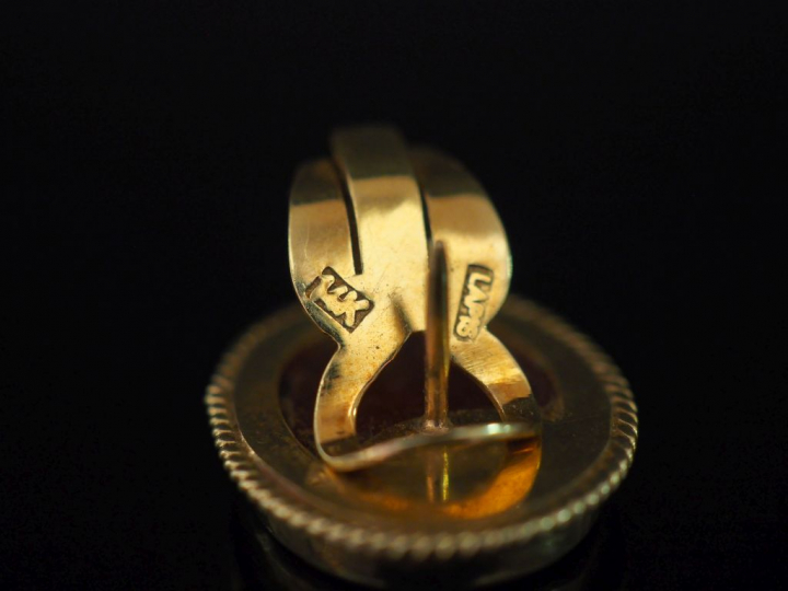 Paire de perces oreilles de forme ovale en or jaune 14k, sertis d'une 