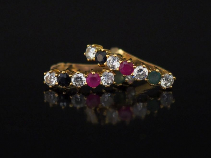 Paire de perces oreilles verticaux de forme bombée en or jaune, sertis