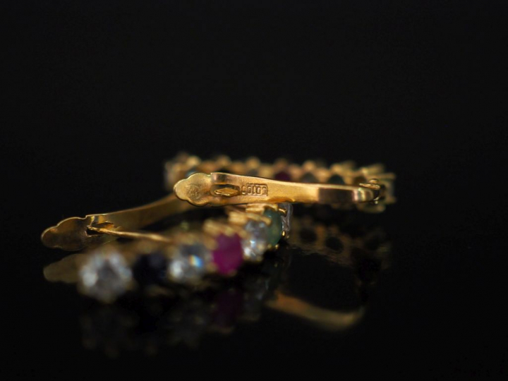 Paire de perces oreilles verticaux de forme bombée en or jaune, sertis