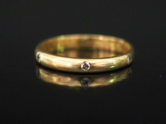 Vente aux enchères Alliance en or jaune, agrémentée de six petits diamants sertis clos. T