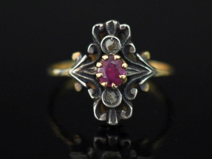 Bague en or jaune et argent, à décor ajouré de rinceaux et sertie en s