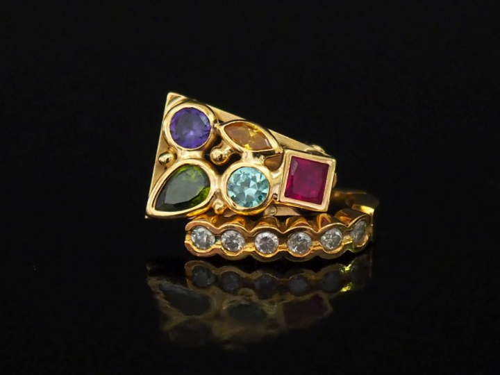 Ensemble comprenant :  - un perce oreille vertical de forme bombée en 