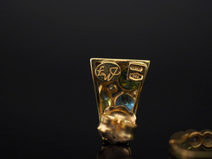 Ensemble comprenant :  - un perce oreille vertical de forme bombée en 