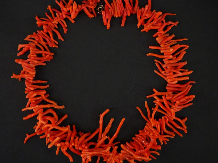 Collier composé de petites branches de corail. Fermoir en métal. Long.