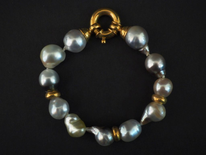 Bracelet en or jaune et perles de forme baroque. Long. 19,5 cm Poids t