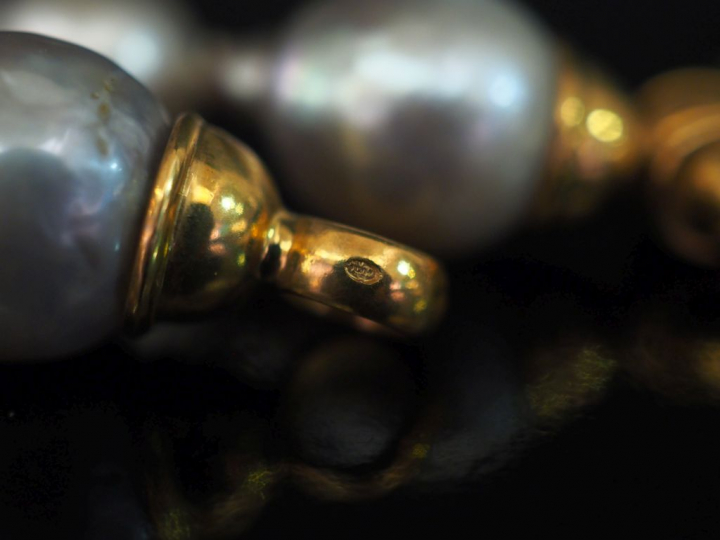 Bracelet en or jaune et perles de forme baroque. Long. 19,5 cm Poids t