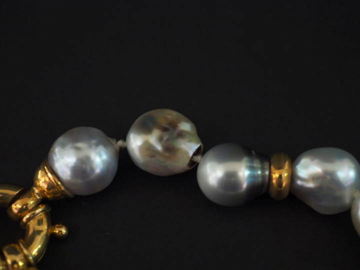 Bracelet en or jaune et perles de forme baroque. Long. 19,5 cm Poids t