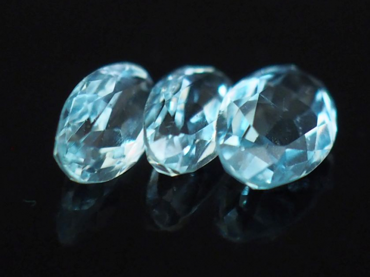 Trois béryl bleu sur papier.   