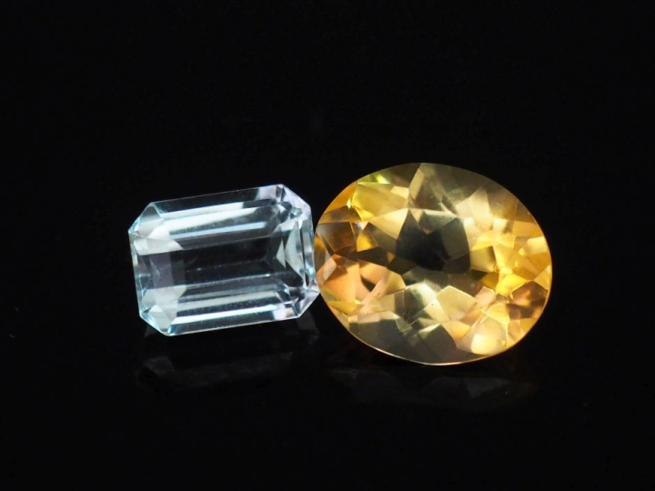 Ensemble comprenant deux quartz sur papier.   