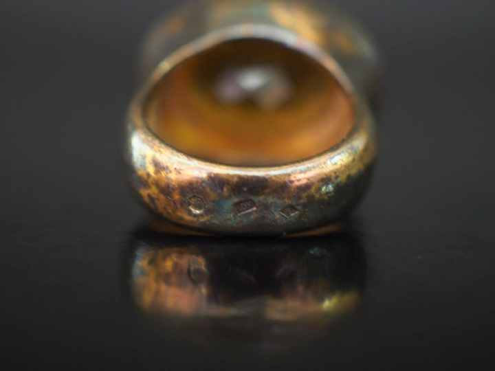 Bague en argent, poinçon Minerve, ornée en son centre d'une pierre jau