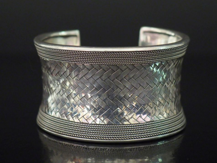 Large bracelet manchette en argent 925, à décor tressé au centre épaul