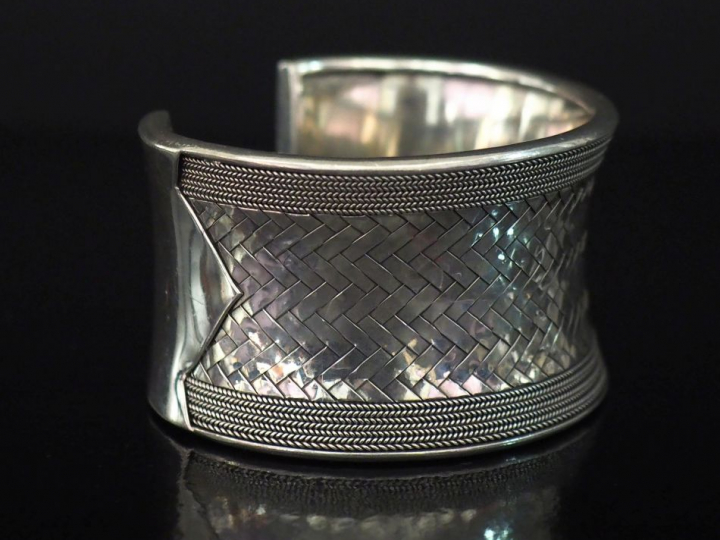 Large bracelet manchette en argent 925, à décor tressé au centre épaul
