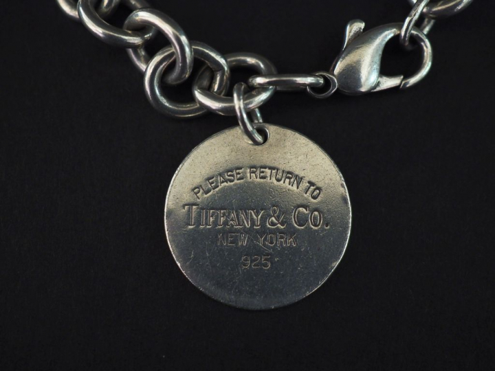 TIFFANY   Co Bracelet en argent, maille forçat, agrémenté d'une pendel