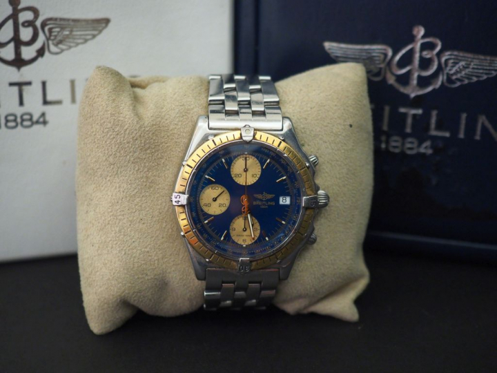 BRIETLING, Chronomat Montre chronographe en acier.  Cadran rond, lunet