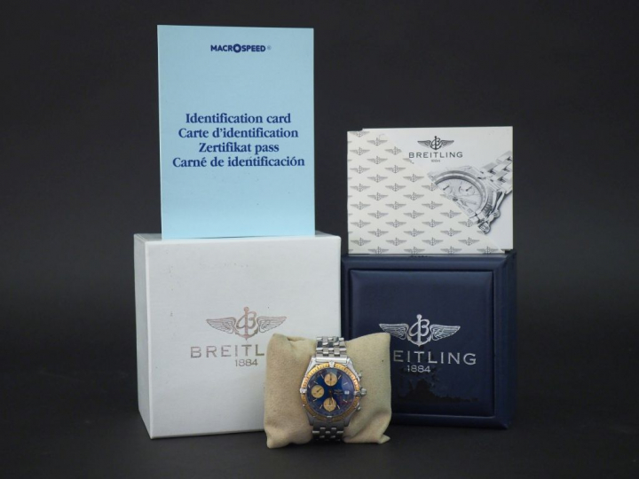 BRIETLING, Chronomat Montre chronographe en acier.  Cadran rond, lunet