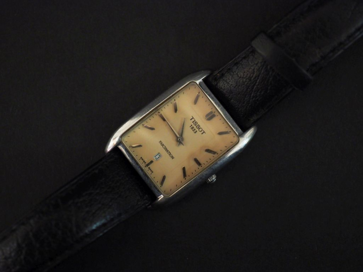 TISSOT, Fascination 1853 Montre bracelet en métal.  Cadran rectangulai