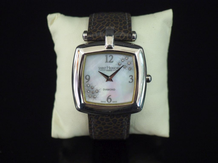 SAINT HONORE, Paris Montre bracelet de femme en acier.  Cadran de form