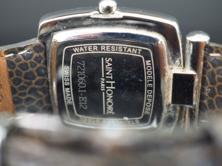 SAINT HONORE, Paris Montre bracelet de femme en acier.  Cadran de form