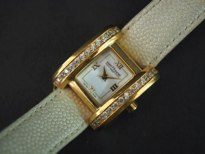 SAINT HONORE, Paris Montre bracelet de femme en métal doré et pierres 