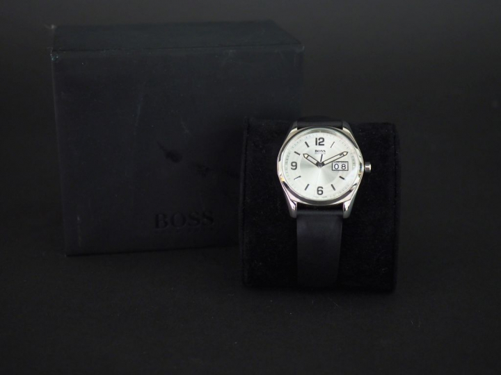 Hugo BOSS,  Montre en acier. Cadran rond à chiffres arabes et index bâ