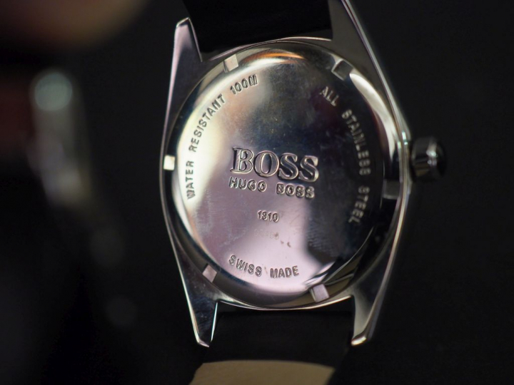 Hugo BOSS,  Montre en acier. Cadran rond à chiffres arabes et index bâ
