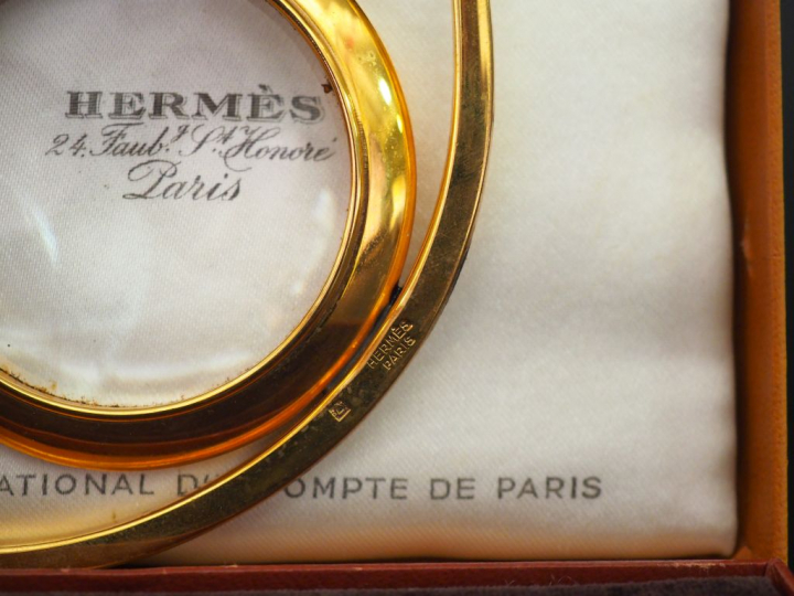 HERMES, Paris Loupe en métal doré en forme d'œil.  Signée. 7 x 10,5 cm