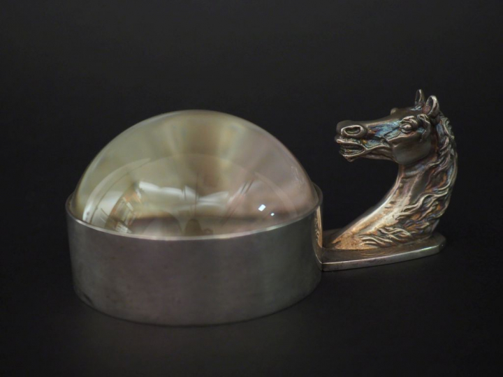 HERMES, Paris Loupe presse-papier, modèle "Tête de cheval" en métal ar