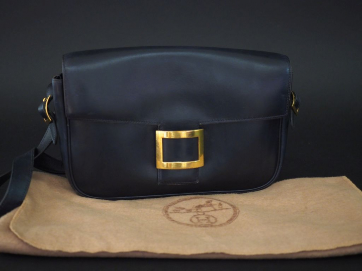 HERMES, Paris Sac bandoulière vintage en cuir bleu marine.  Fermeture 
