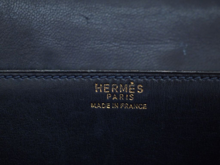 HERMES, Paris Sac bandoulière vintage en cuir bleu marine.  Fermeture 
