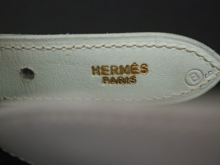 HERMES, Paris Ceinture en cuir blanc, à boucle doré.  Signée.  Long. 8