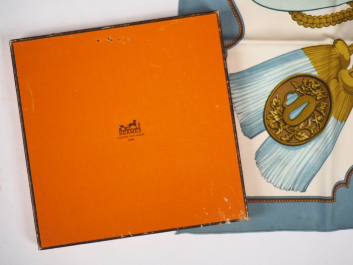 HERMES, Paris Carré en soie polychrome, modèle "Tsubas". Signé.  Dans 
