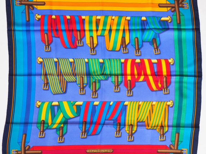 HERMES, Paris Carré en soie polychrome, modèle "Les sangles". Dessin p