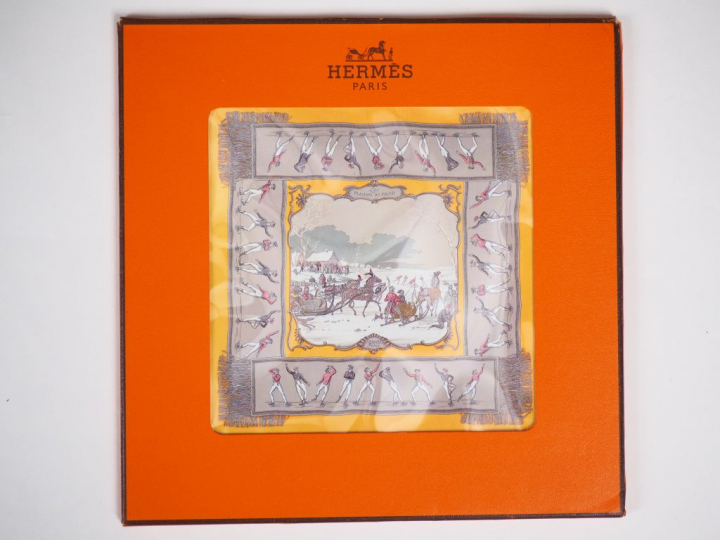 HERMES, Paris Foulard en soie polychrome, modèle "Les plaisirs du froi