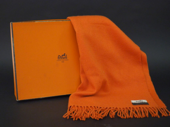 HERMES, Paris Echarpe en cachemire orange.  Dans une boite.