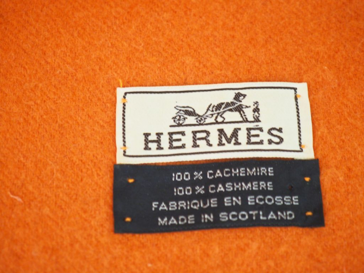 HERMES, Paris Echarpe en cachemire orange.  Dans une boite.