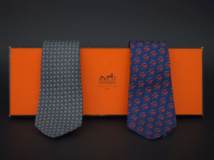 HERMES, Paris Deux cravates en soie.  L'une à décor de cervidés rouge 