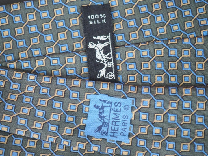 HERMES, Paris Deux cravates en soie.  L'une à décor de cervidés rouge 