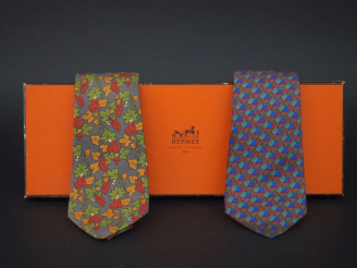 Vente aux enchères HERMES, Paris Deux cravates en soie. L'une à décor d'éléphants et l'au