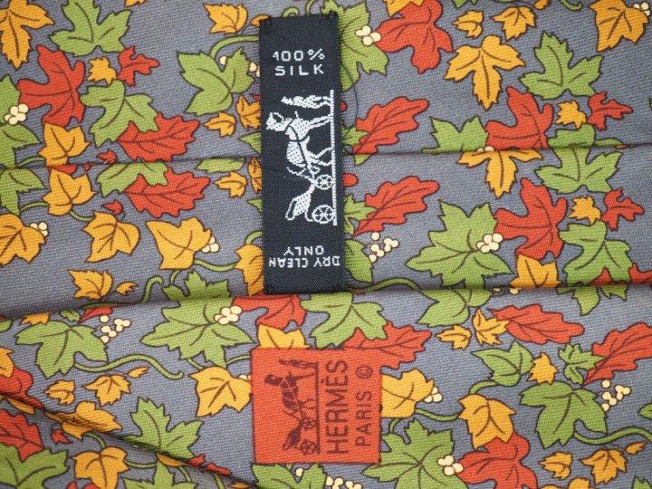 HERMES, Paris Deux cravates en soie. L'une à décor d'éléphants et l'au
