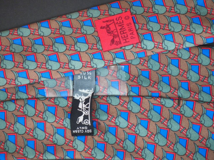 HERMES, Paris Deux cravates en soie. L'une à décor d'éléphants et l'au