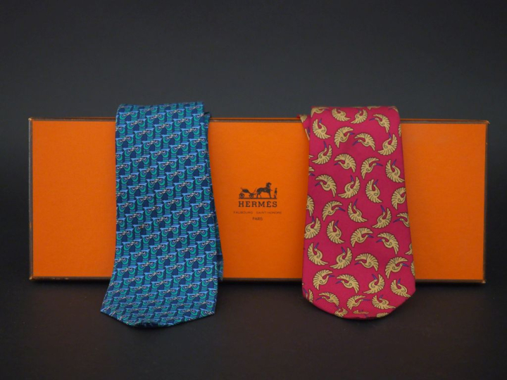 HERMES, Paris Deux cravates en soie polychrome.  Signée.  Dans une boi