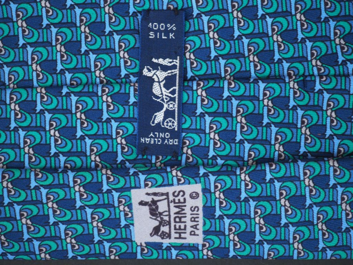 HERMES, Paris Deux cravates en soie polychrome.  Signée.  Dans une boi