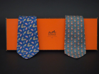 Vente aux enchères HERMES, Paris Deux cravates en soie.  L'une à décor de pélicans, l'aut