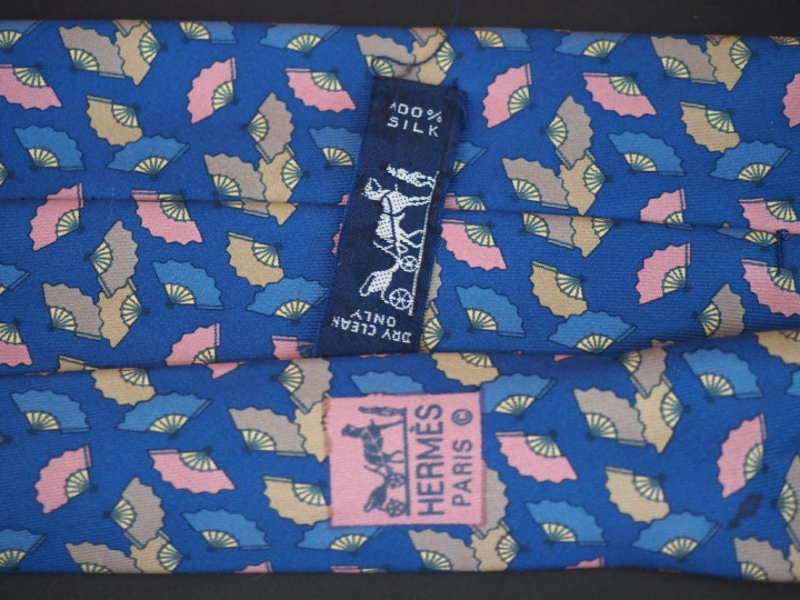 HERMES, Paris Deux cravates en soie.  L'une à décor de pélicans, l'aut