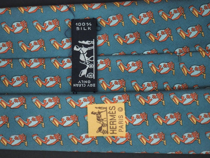 HERMES, Paris Deux cravates en soie.  L'une à décor de pélicans, l'aut